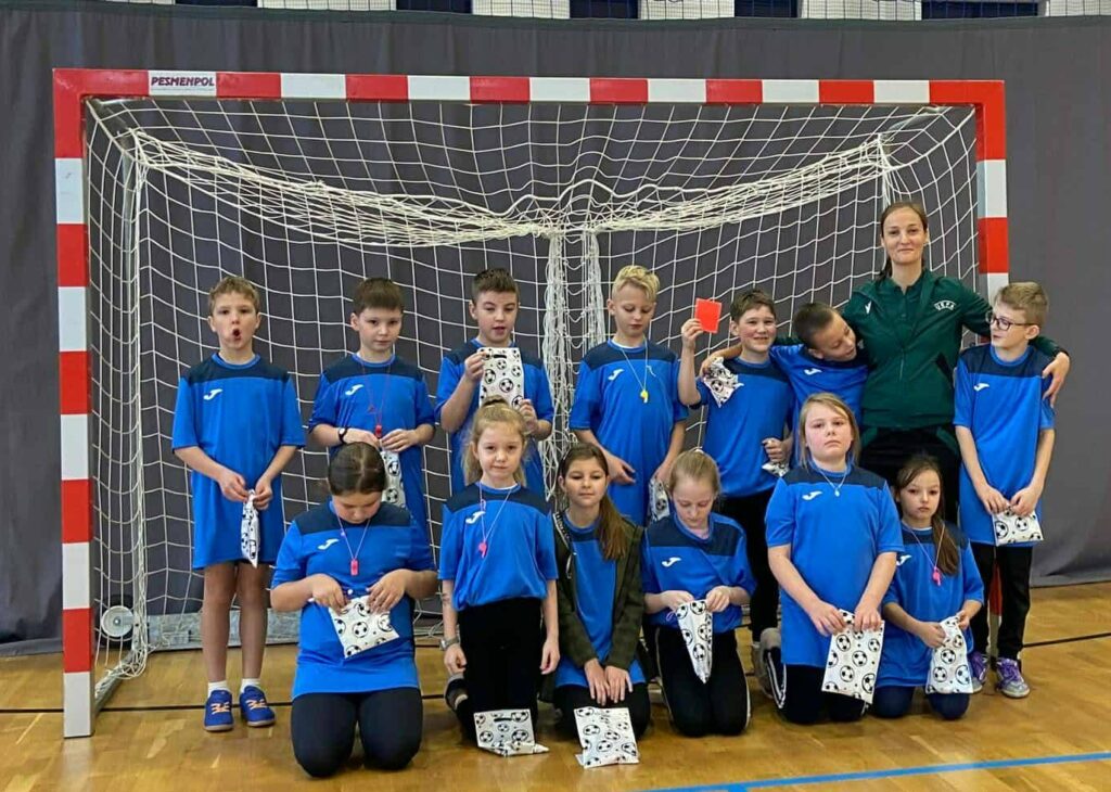 Karolina Zygmond z uczniami